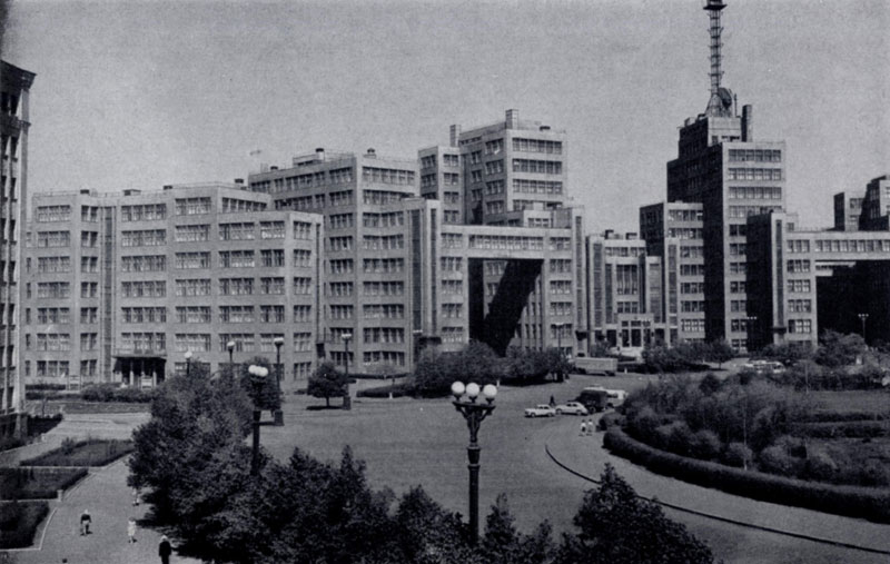 С. Е. Серафимов, С. М. Кравец и др. Ансамбль площади Дзержинского в Харькове. 1925 — 1934 гг
